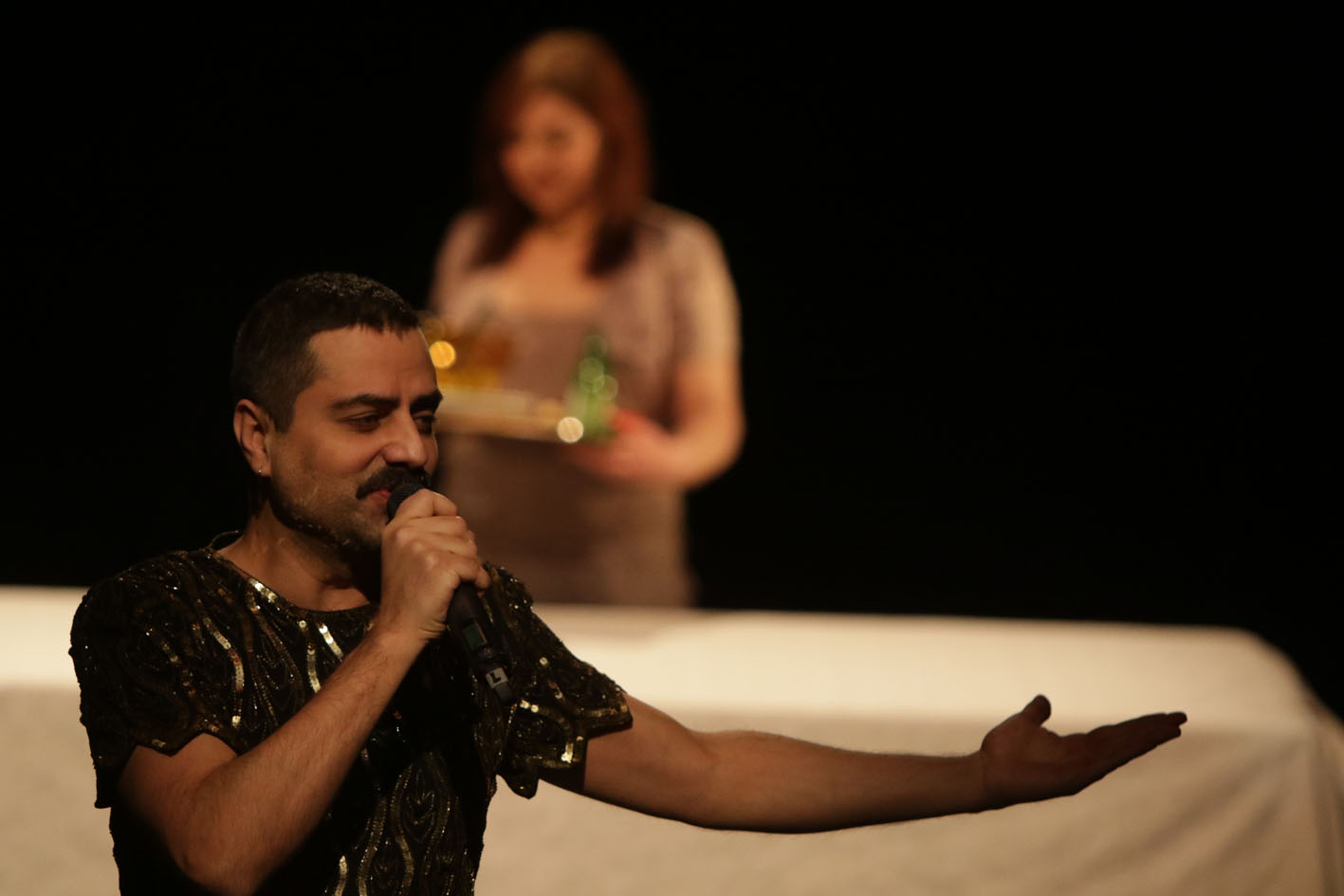 Gurshad Shaheman parlant au micro