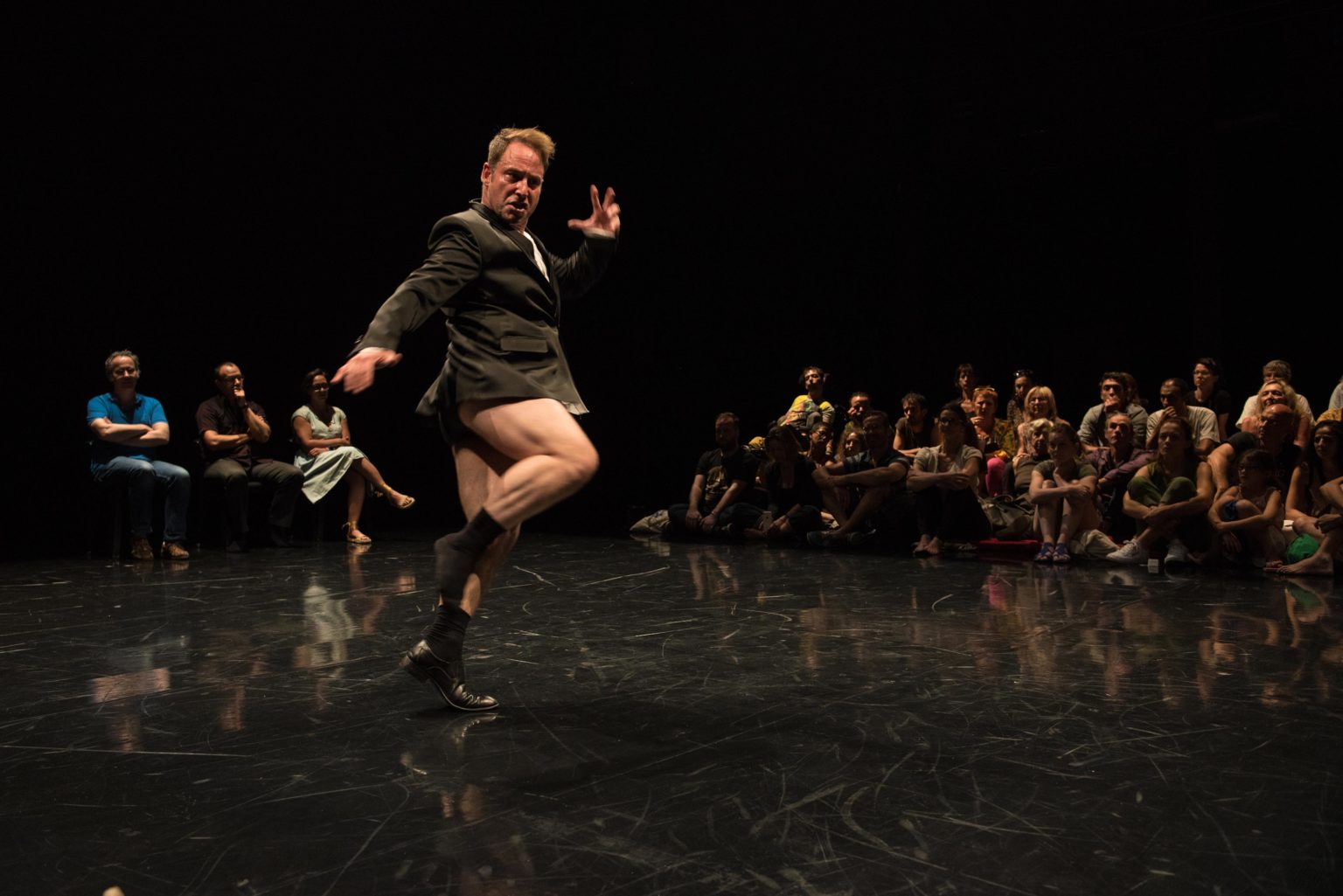 Olivier Dubois dansant devant un public