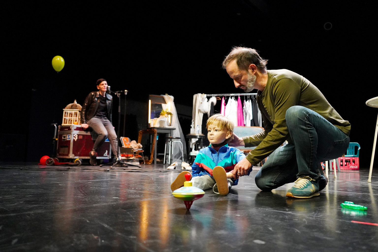 Michel Villée sur scène avec une marionnette de petit garçon