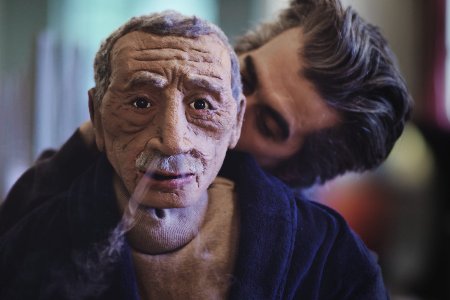 Othmane Moumen manipule la marionnette qui représente son père et qui fume.