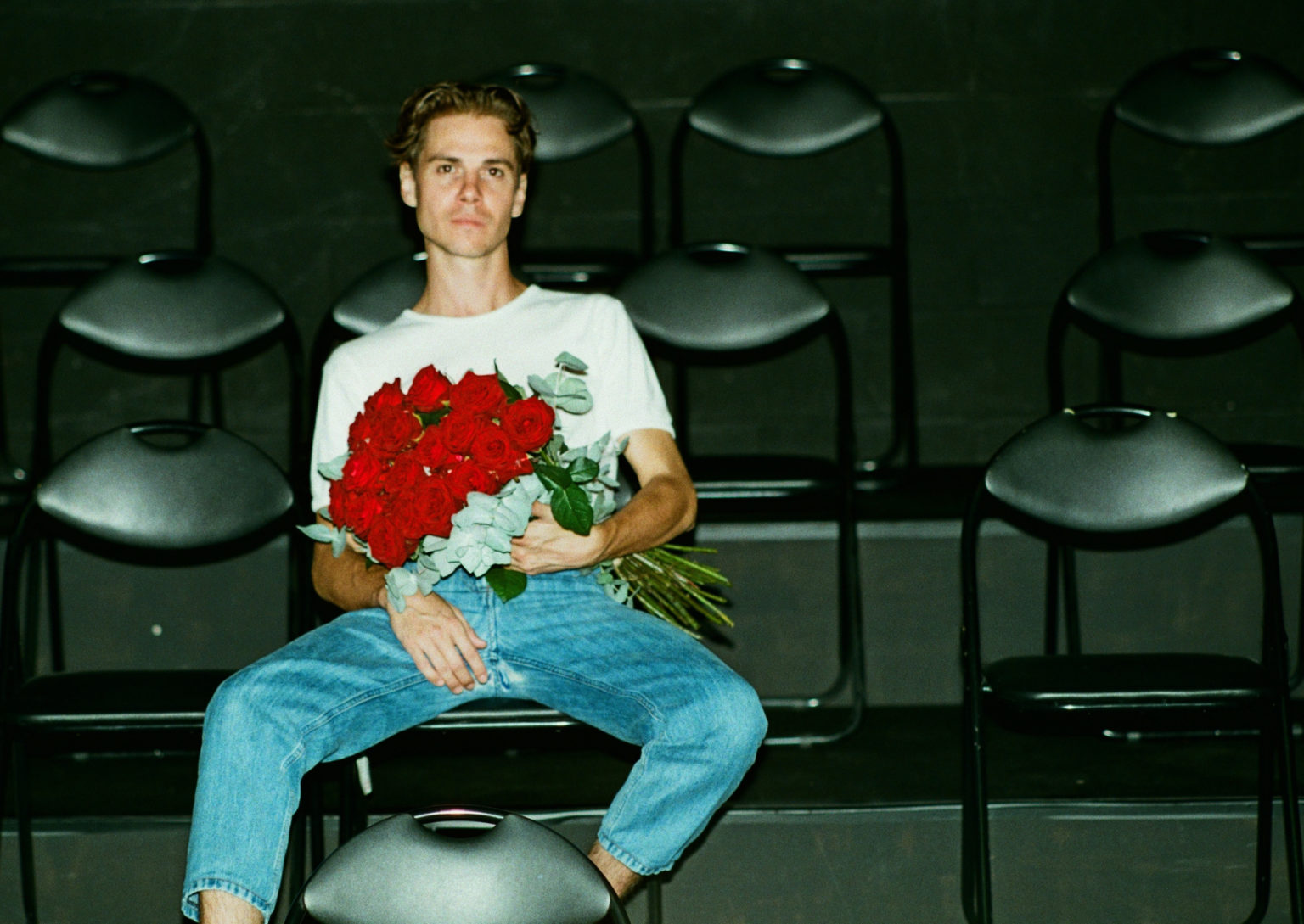 Portrait de Dany Boudreault avec bouquet de roses rouges