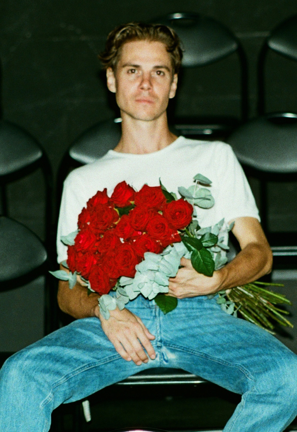 Portrait de Dany Boudreault avec bouquet de roses rouges