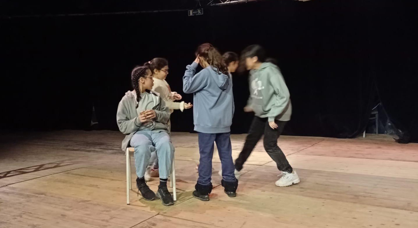 Cinq jeunes participantes à un atelier théâtre