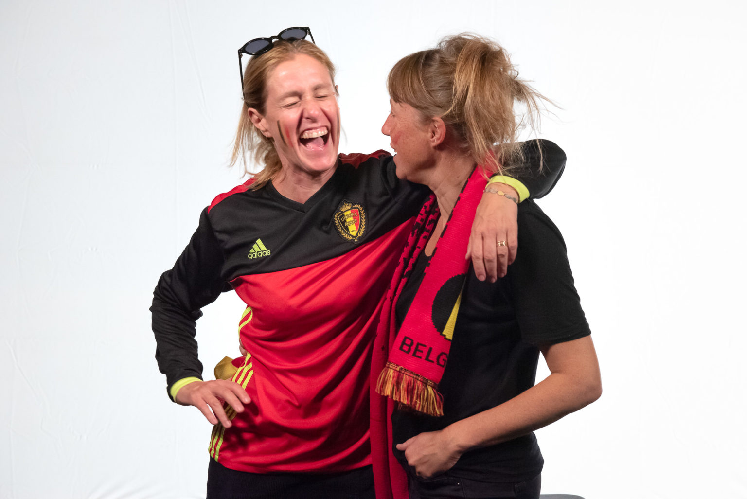 Photo de Geneviève Damas et Isabelle Defossé habillées en supportrices de l'équipe belge de football. Photo pour le spectacle Hors-Jeu