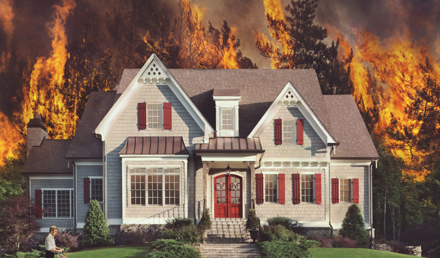 Grande maison devant forêt en feu