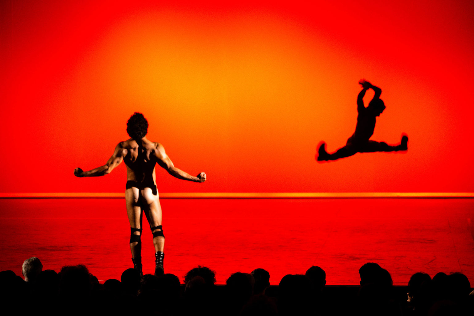 Photo de scène du spectacle Fuck Me où l'on voit 2 danseurs nus sur un fond rouge