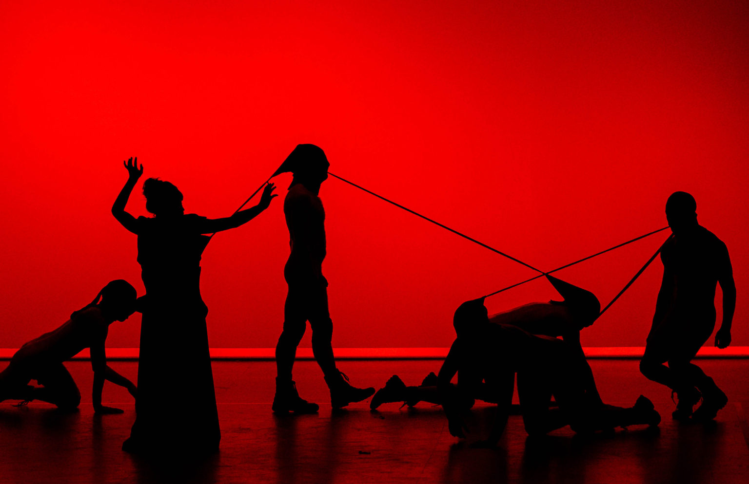 Danseurs en ombres chinoises sur fond rouge