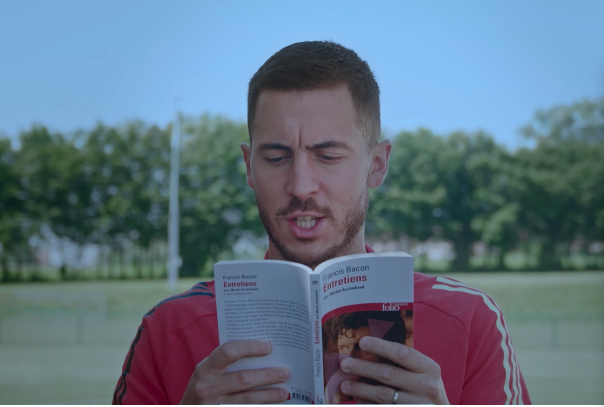 Eden Hazard lit un livre de Francis Bacon intitulé "Entretiens"