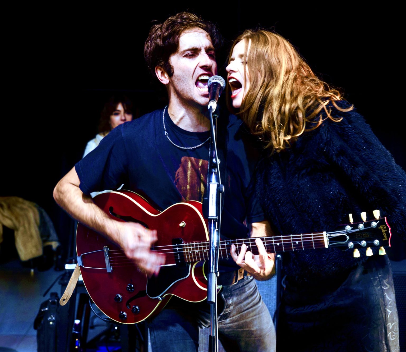 Photo du spectacle Les Borkman où l'on voit le comédien Adrien Drumel jouer de la guitare et chanter avec la comédienne Gwendoline Gauthier