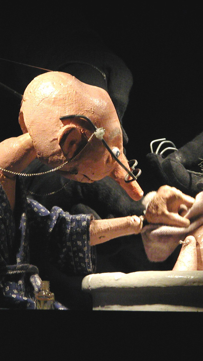 Marionnette de vieil homme savonnant le dos de sa femme