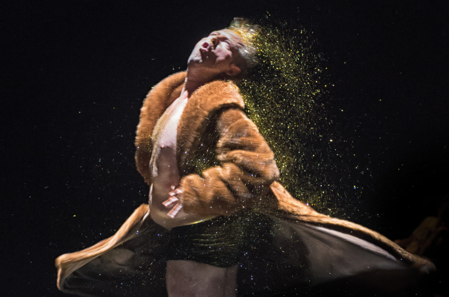 Olivier Dubois dansant en manteau de fourrure