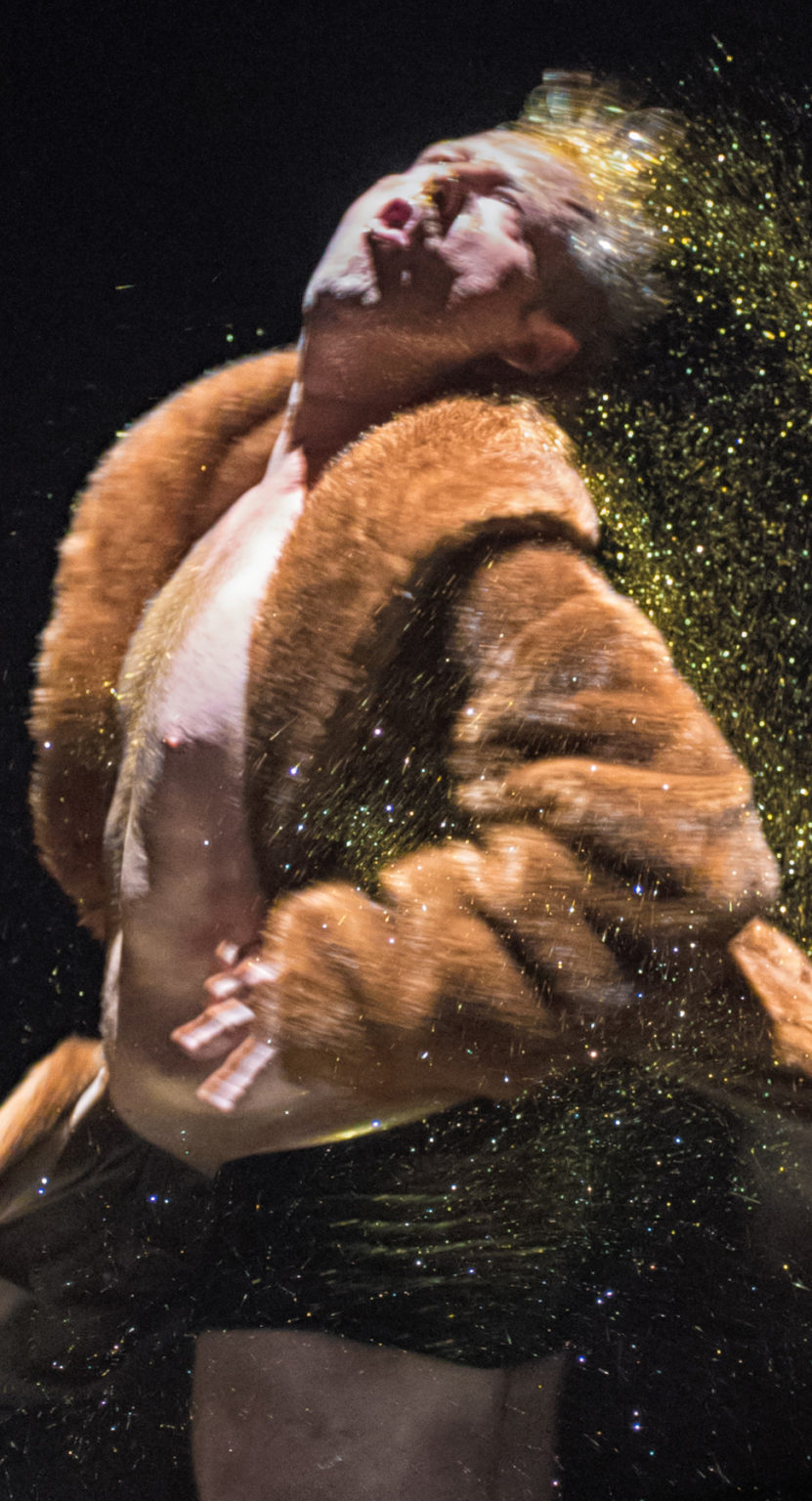 Olivier Dubois dansant en manteau de fourrure