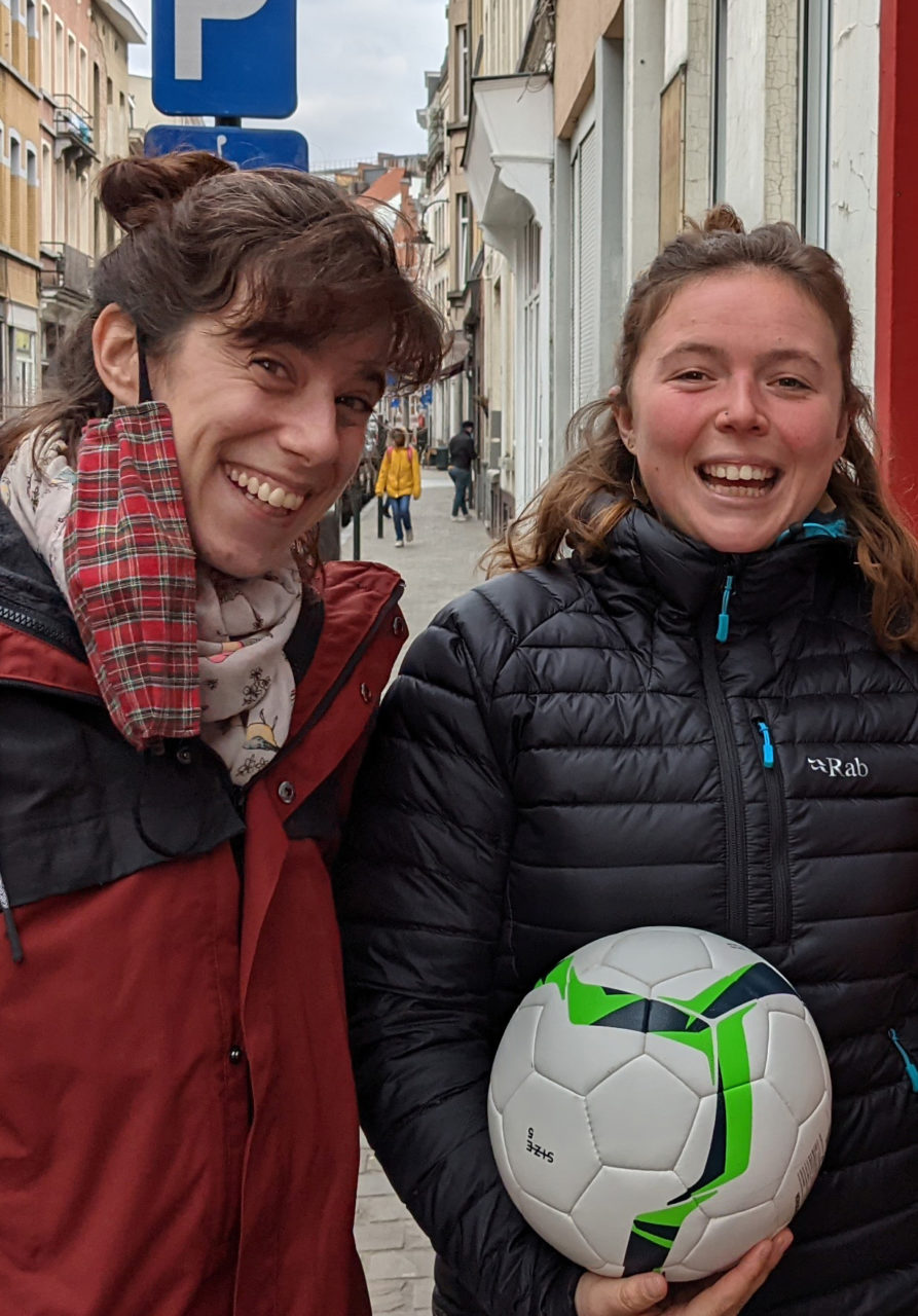 Deux femmes souriantes tenant un ballon de foot