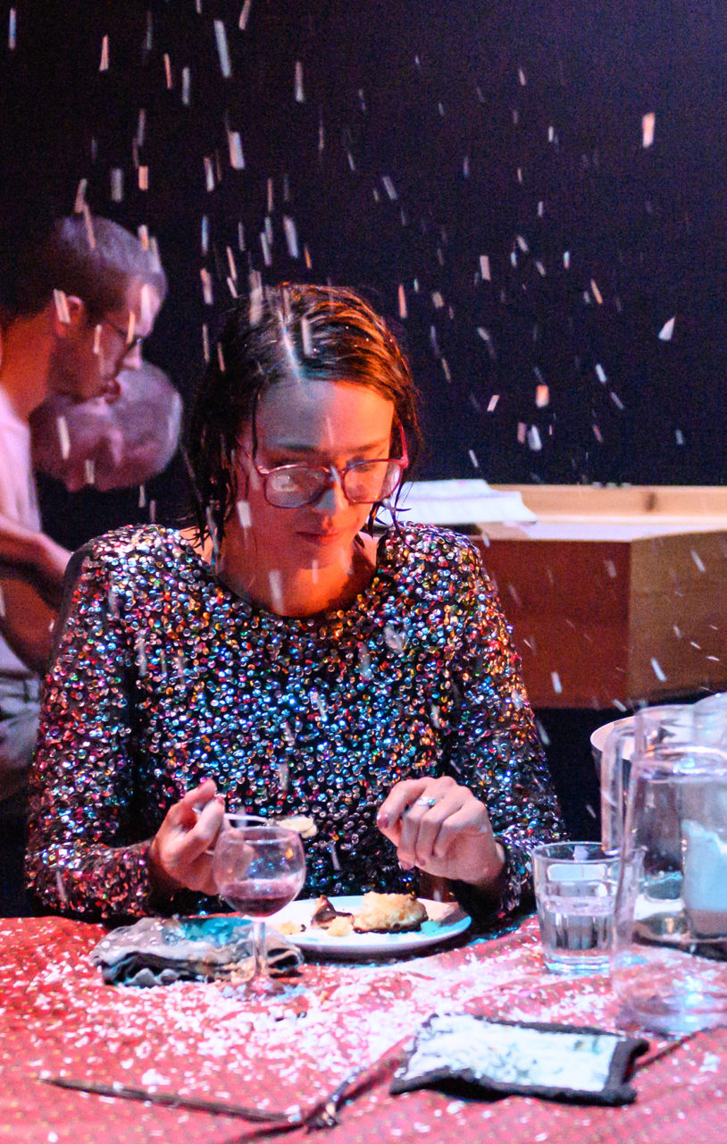 Femme mangeant un gâteau sous une pluie de riz
