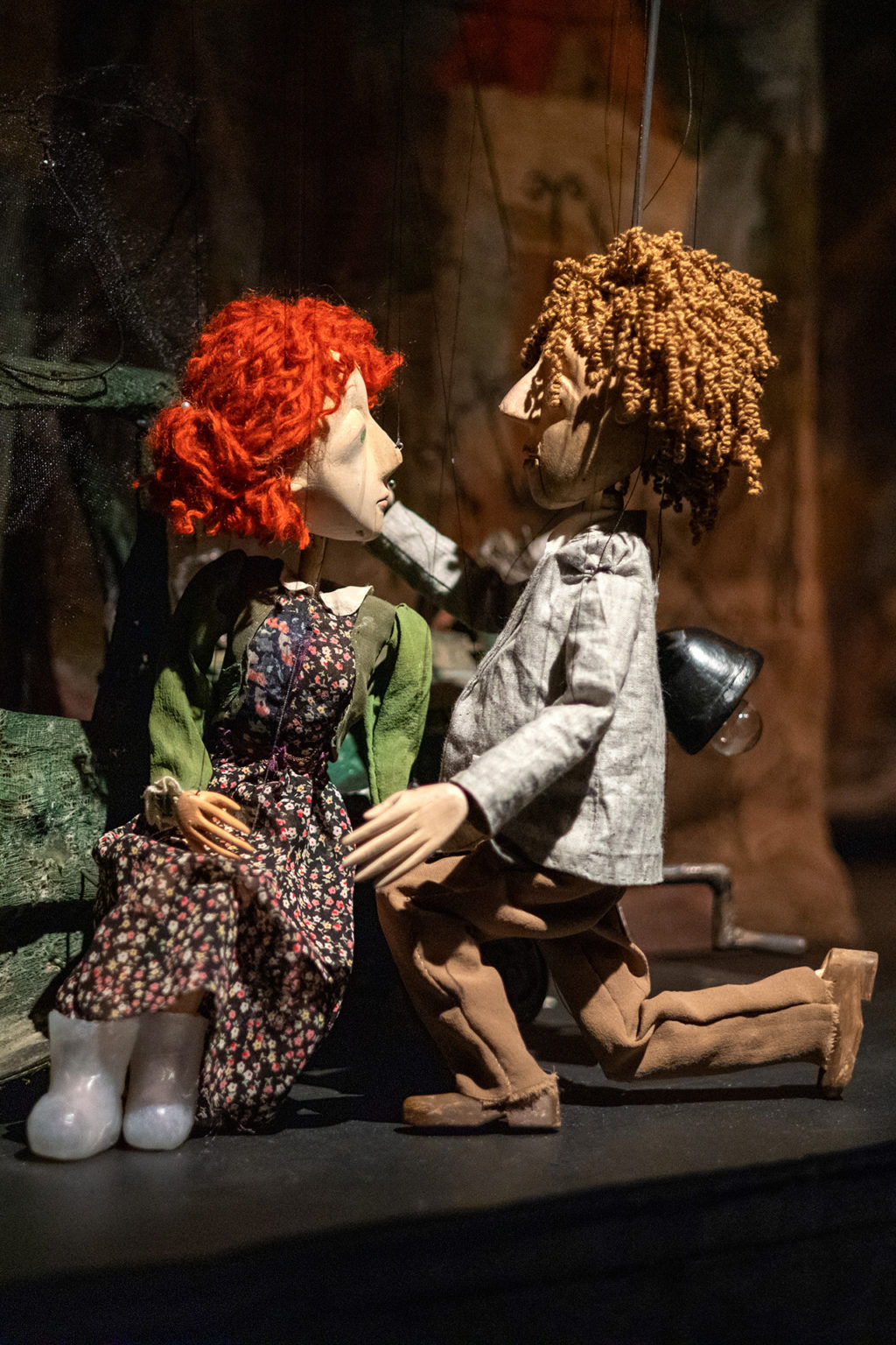 Deux marionnettes représentant Alfred et Violetta sont proches l'une de l'autre, comme si elles se parlaient.