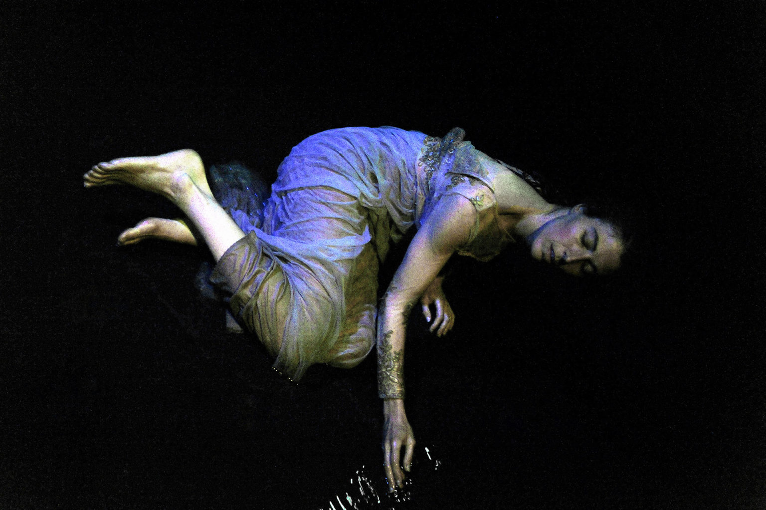 Le corps d'une femme, habillée, flotte sous l'eau