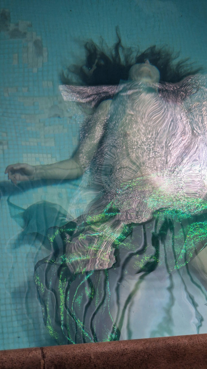 Le corps d'une femme, habillée, flotte sous l'eau