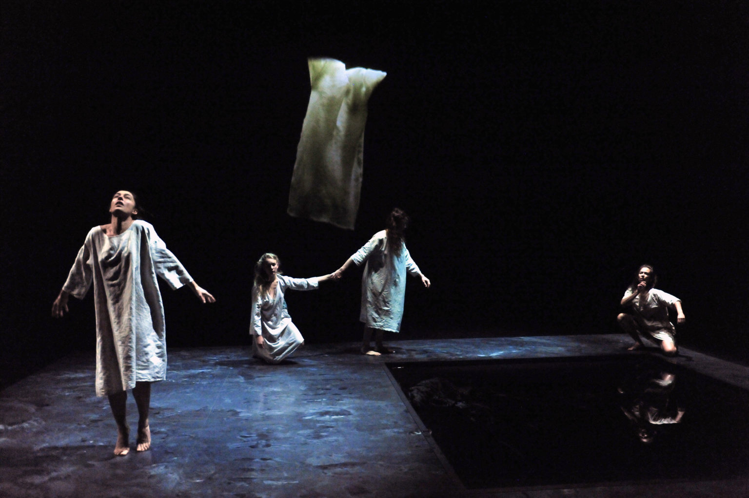 Photo de Ophelia-s. Deux danseuses se tiennent la main, une est debout et une autre accroupie. Elles sont habillées de blanc.