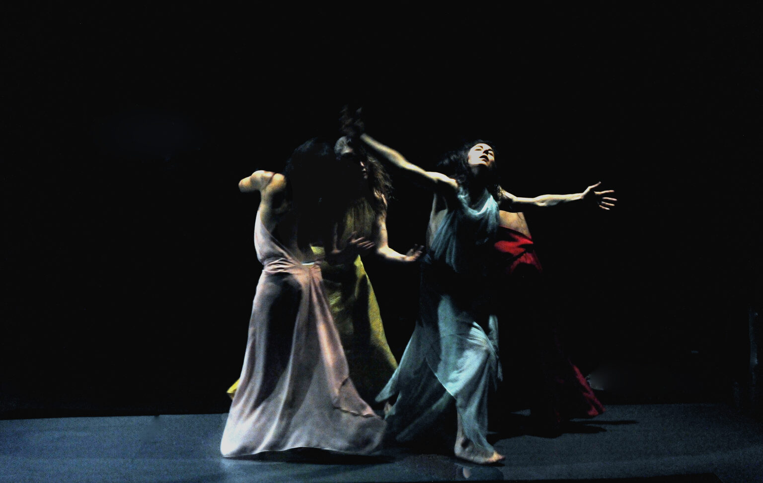 Photo de répétition de Ophelia-s. Les danseuses sont debout et portent des robes.
