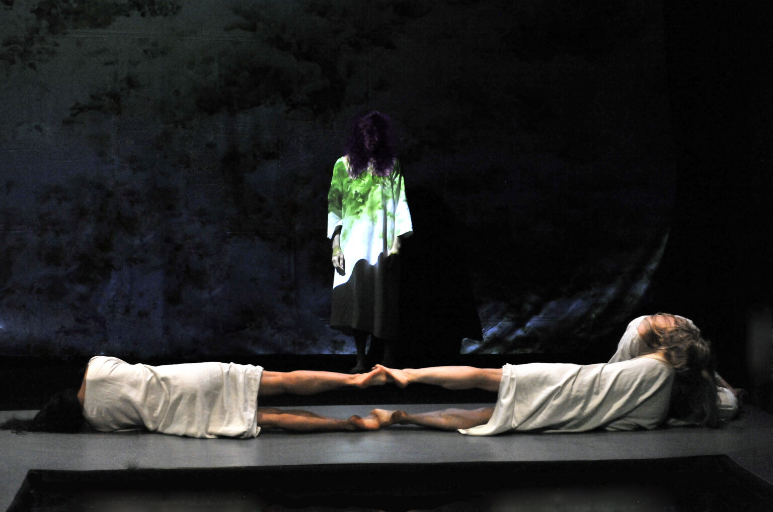 Photo de répétition de Ophelia-s. Deux danseuses sont couchées et une est debout. Elles sont habillées de blanc.