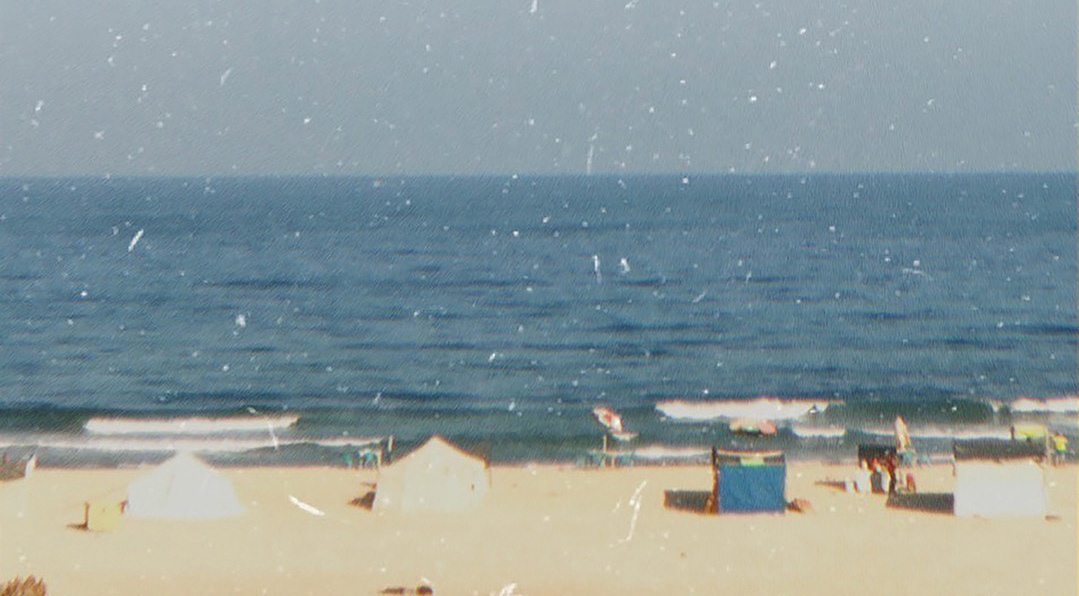 Photo d'une plage et de la mer avec une ampoule qui pend au milieu