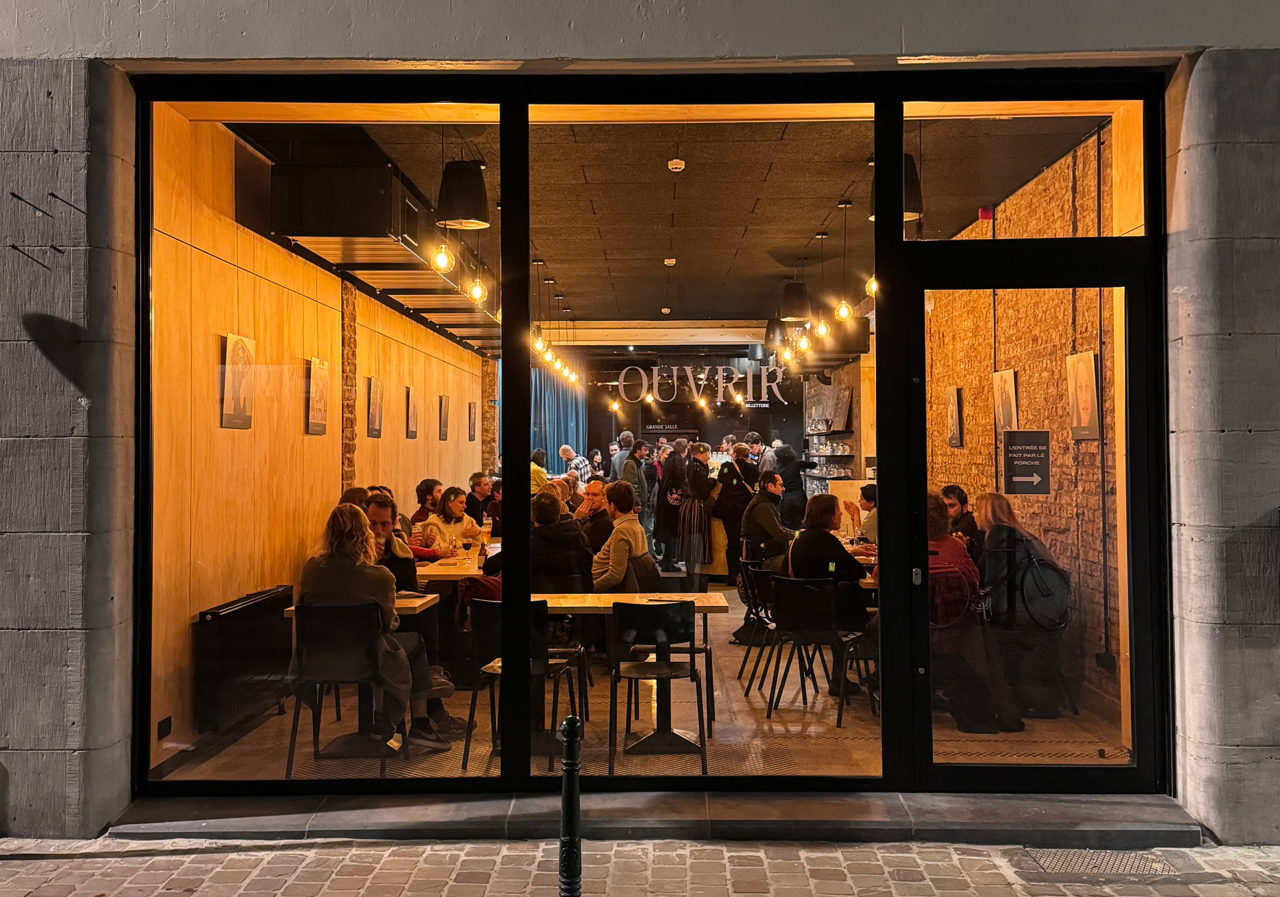 Vue du Resto des Tanneurs depuis l'extérieur, le soir. Il y a du monde à l'intérieur.