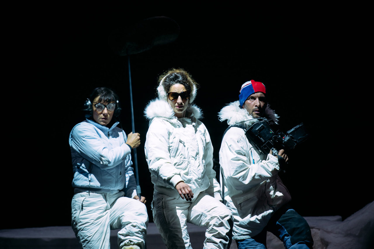 Photos de Julie Tenret, Sicaire Durieux, Sandrine Heyraud sur scène. Ils portent des vêtements et accessoires de ski. ils sont habillés toute en blanc.