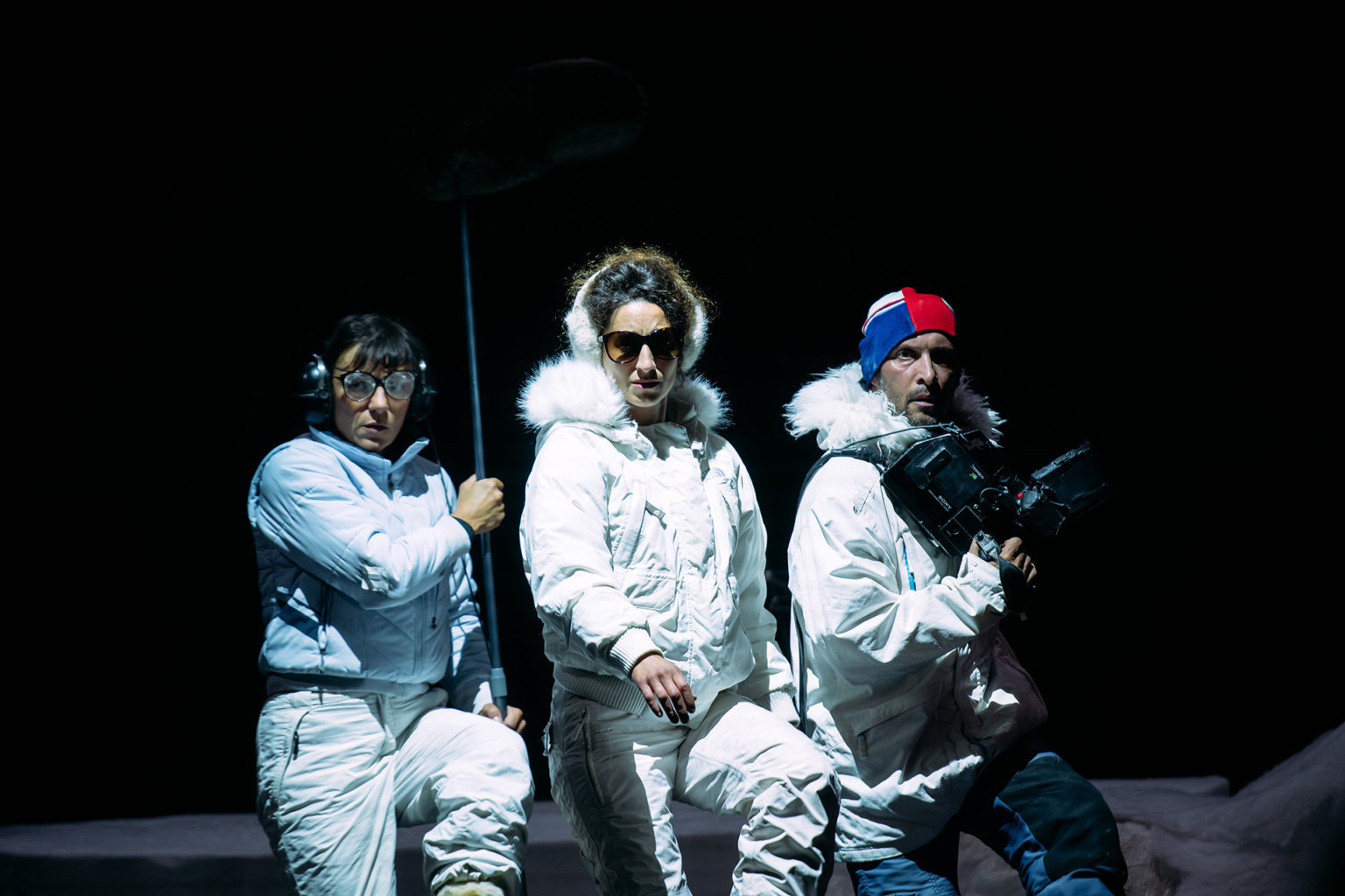 Photos de Julie Tenret, Sicaire Durieux, Sandrine Heyraud sur scène. Ils portent des vêtements et accessoires de ski. ils sont habillés toute en blanc.