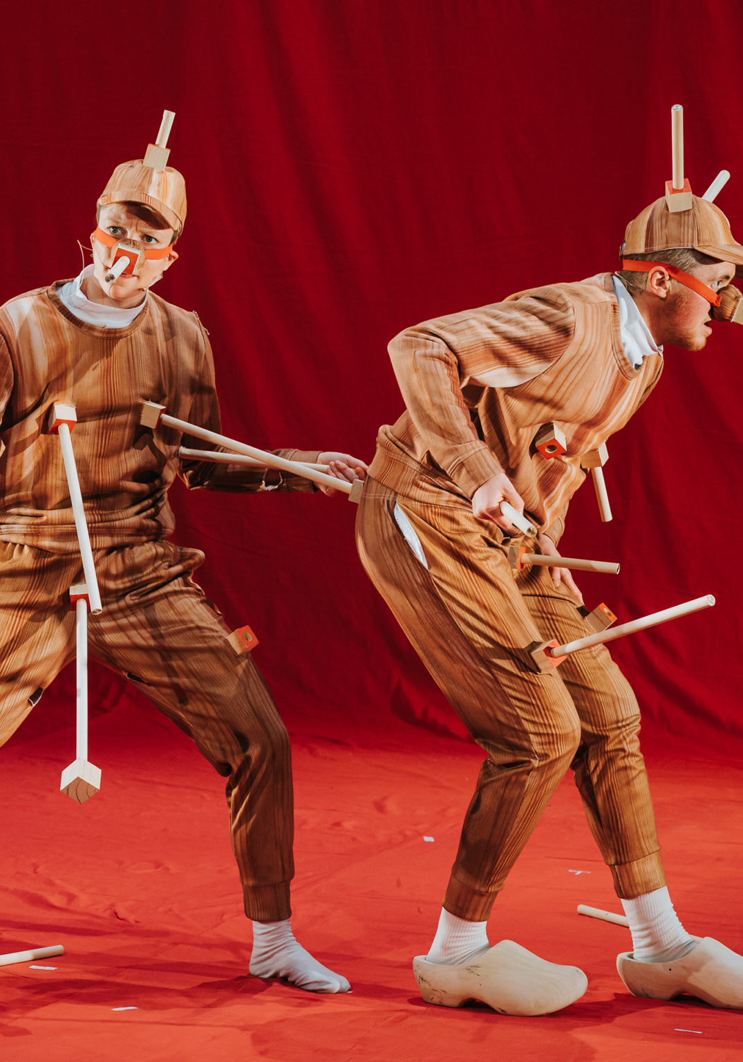 Photo de Rosana Cade et Ivor MacAskill performant sur scène dans des costumes s'apparentant au personnage de Pinocchio