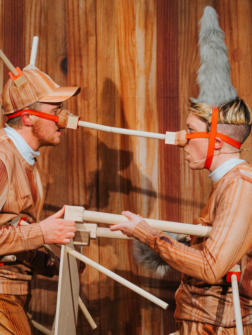 Photo de Rosana Cade et Ivor MacAskill performant sur scène dans des costumes s'apparentant au personnage de Pinocchio