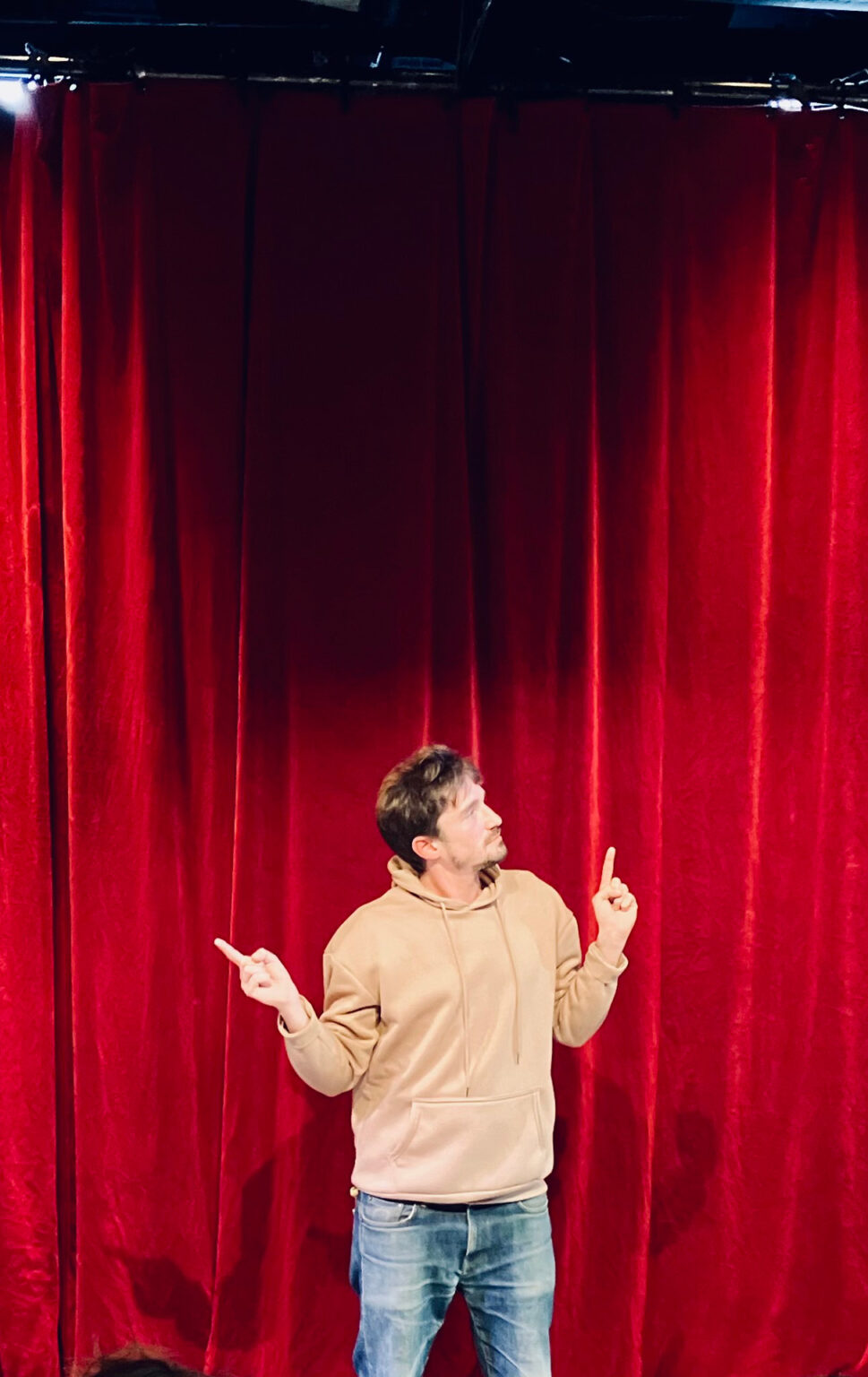 Joseph Olivennes devant un rideau rouge.