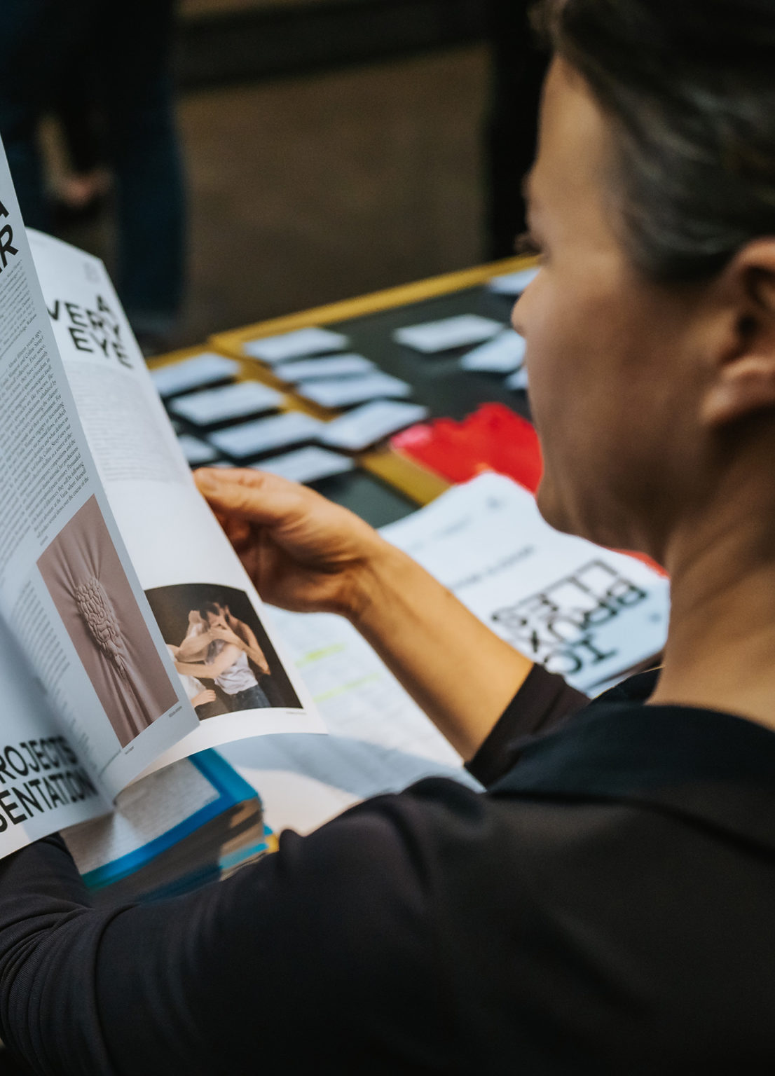 On voit une personne feuilleter une brochure de Ici Bruxelles, édition de 2022.