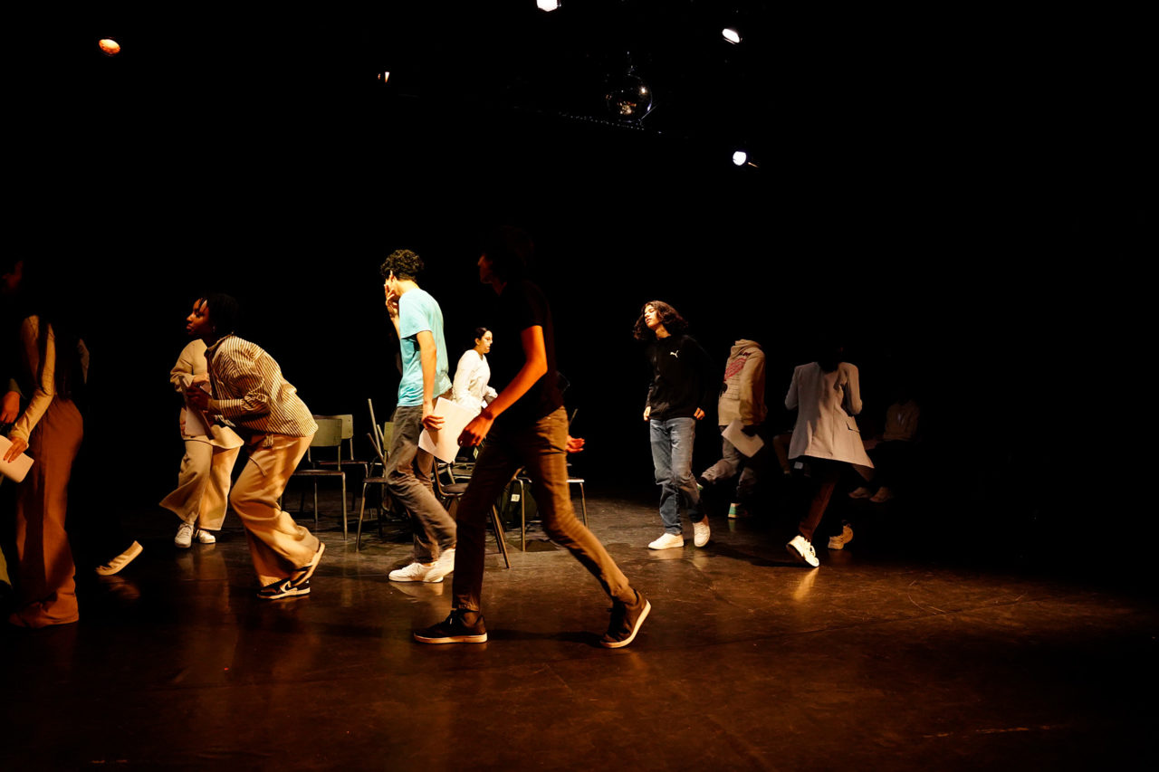 Elèves de Léon Lepage lors de leur représentation "Non, mais, quoi, encore ?", résultat d'ateliers donnés par Geneviève Damas. Ils marchent dans l'espace.