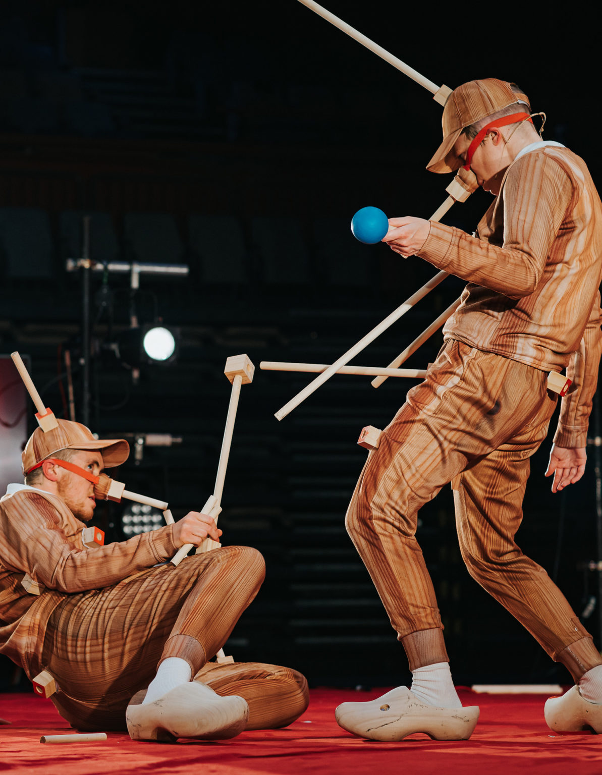 Photo de Rosana Cade et Ivor MacAskill performant sur scène dans des costumes s'apparentant au personnage de Pinocchio