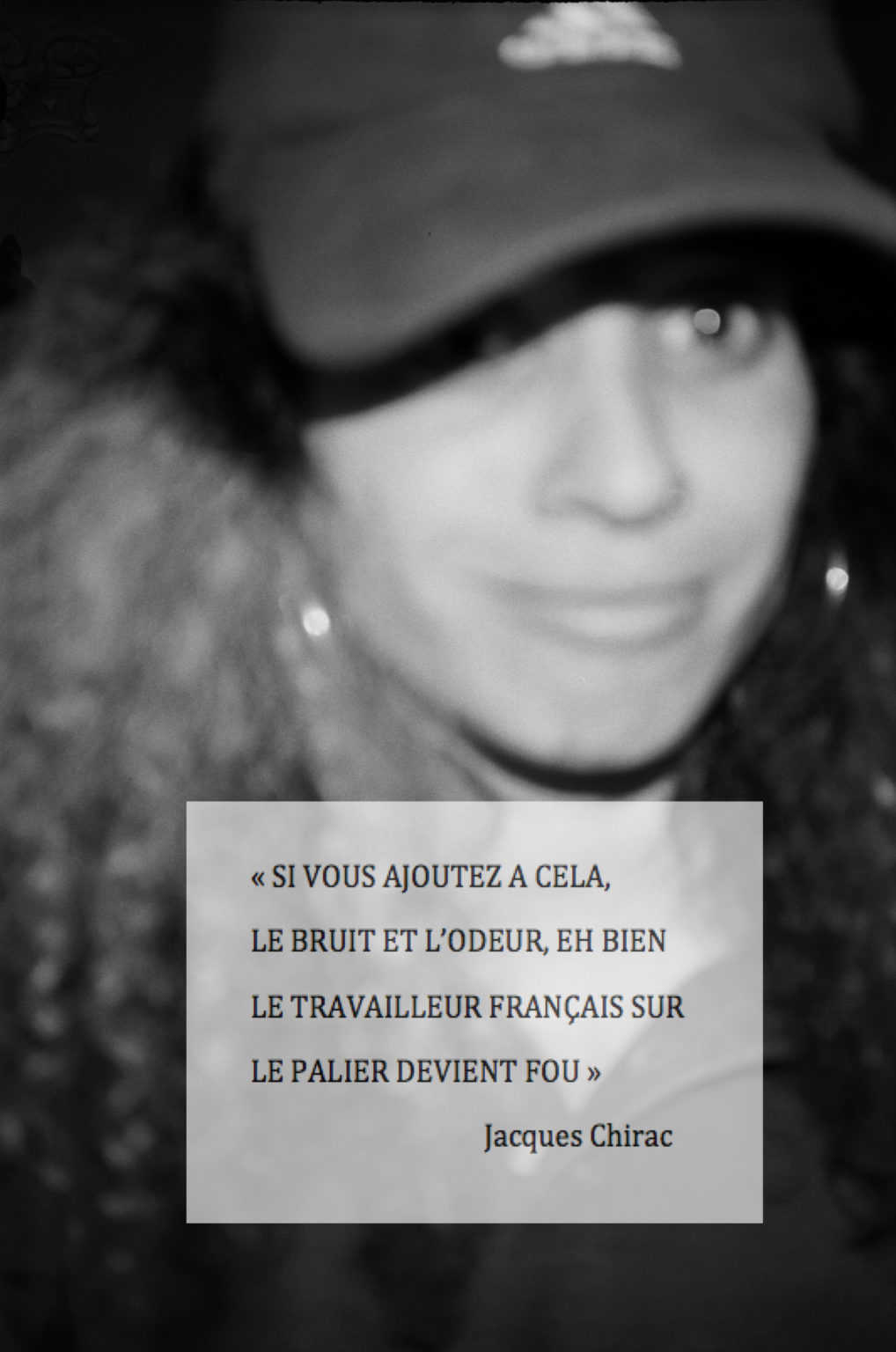 Photo de Yasmine Yahiatène en noir et blanc avec une citation de Jacques Chirac qui dit " Si vous ajoutez à cela le bruit et l'odeur, eh bien le travailleur français sur le palier devient fou".