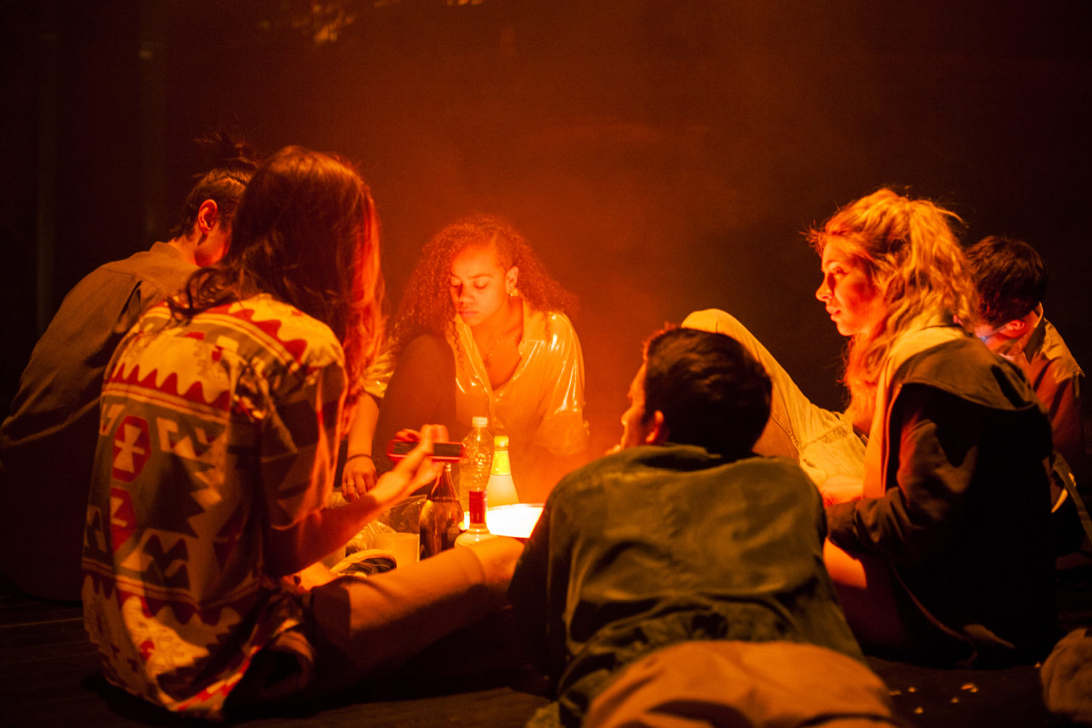 Un rassemblement de jeunes comédiens autour de ce que l'on pourrait imaginer être un feu de camp.