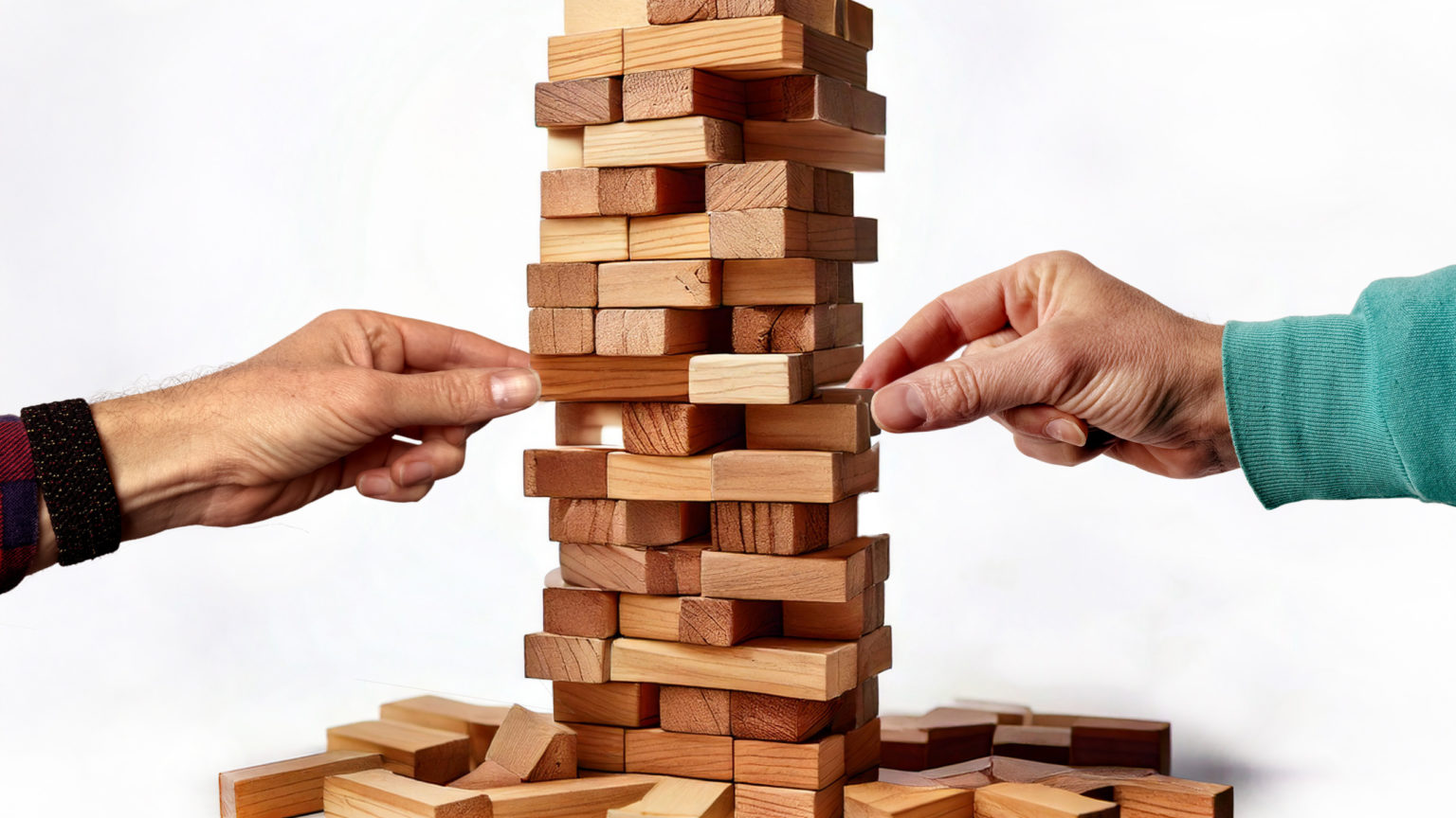 Deux mains qui jouent au Jenga