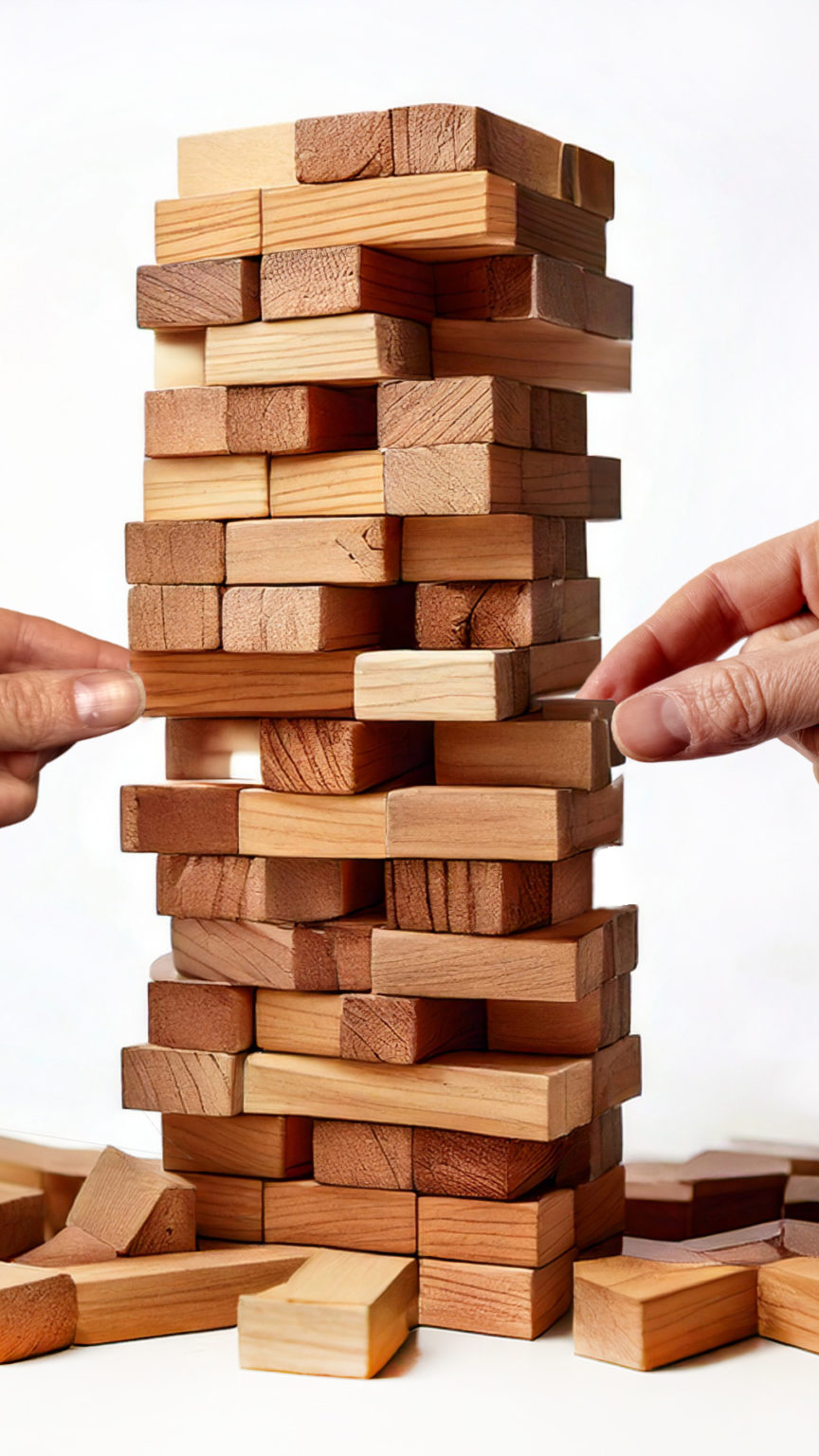 Deux mains qui jouent au Jenga