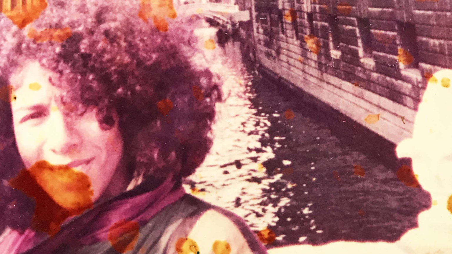 portrait souriant vintage de la mère de Yasmine Yahiatène.