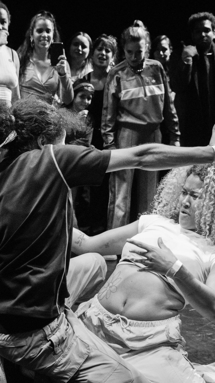Photo en noir et blanc représentant des personnes qui font une battle de danse