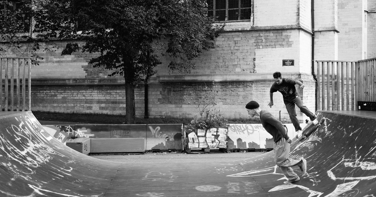 Photo en noir et blanc représentant un danseur et un skateur sur une rampe de skate, au skatepark des Ursulines.