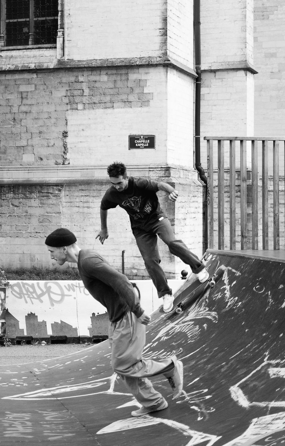 Photo en noir et blanc représentant un danseur et un skateur sur une rampe de skate, au skatepark des Ursulines.