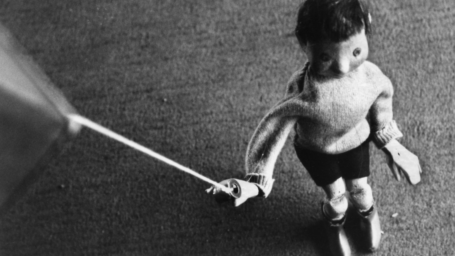 Photo en noir et blanc représentant une petite marionnette d'enfant
