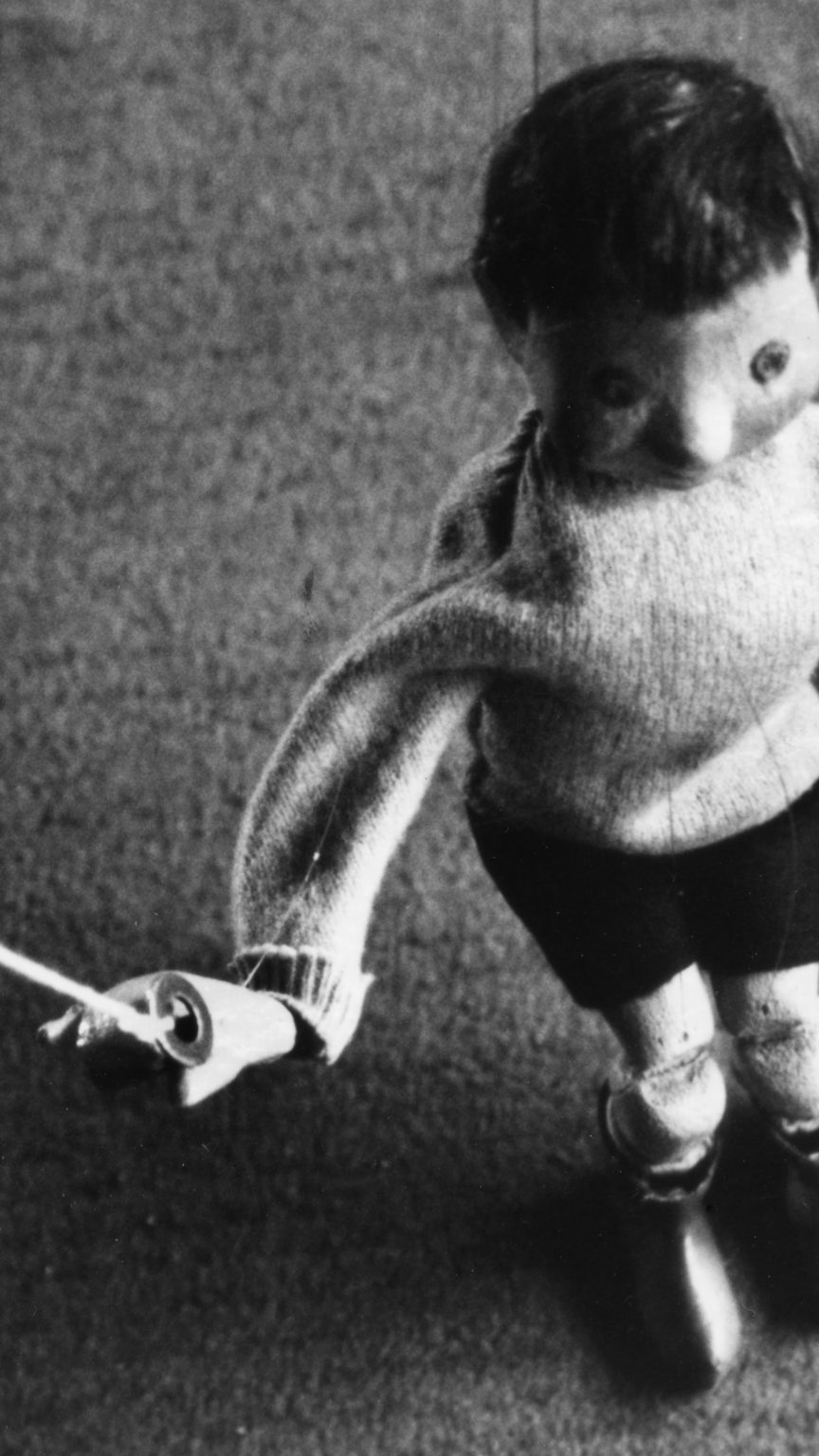 Photo en noir et blanc représentant une petite marionnette d'enfant