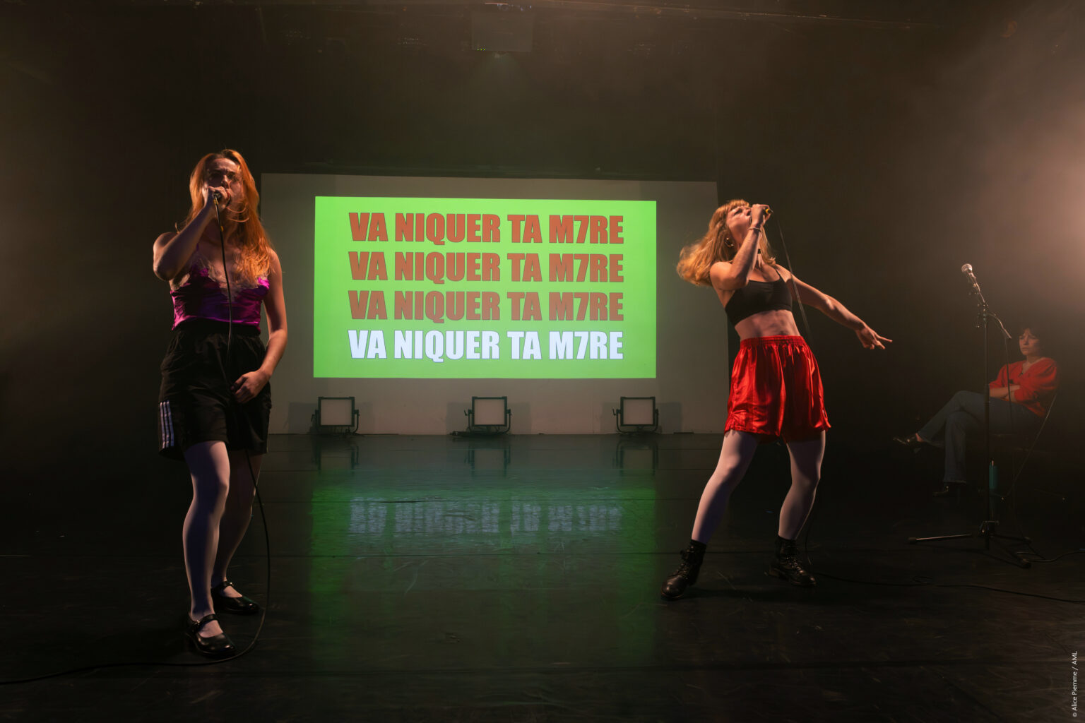 Les deux comédiennes chantent une chanson punk dont les paroles disent "Va niquer ta mère".