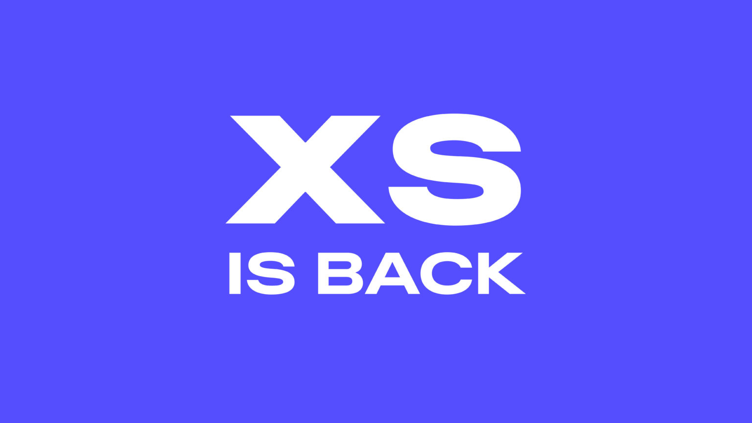 Fond bleu où il est écrit XS is back