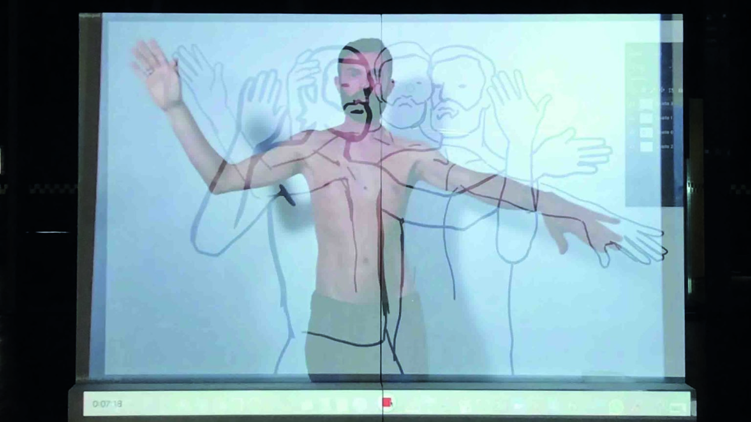 Un dessin de MP5 représentant Alessandro Sciarroni se superpose au performeur lui-même qui est de face, les bras tendus sur les côtés.