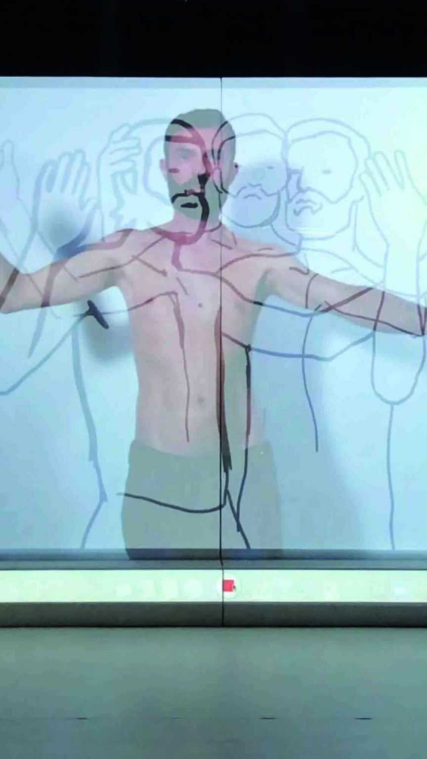 Un dessin de MP5 représentant Alessandro Sciarroni se superpose au performeur lui-même qui est de face, les bras tendus sur les côtés.
