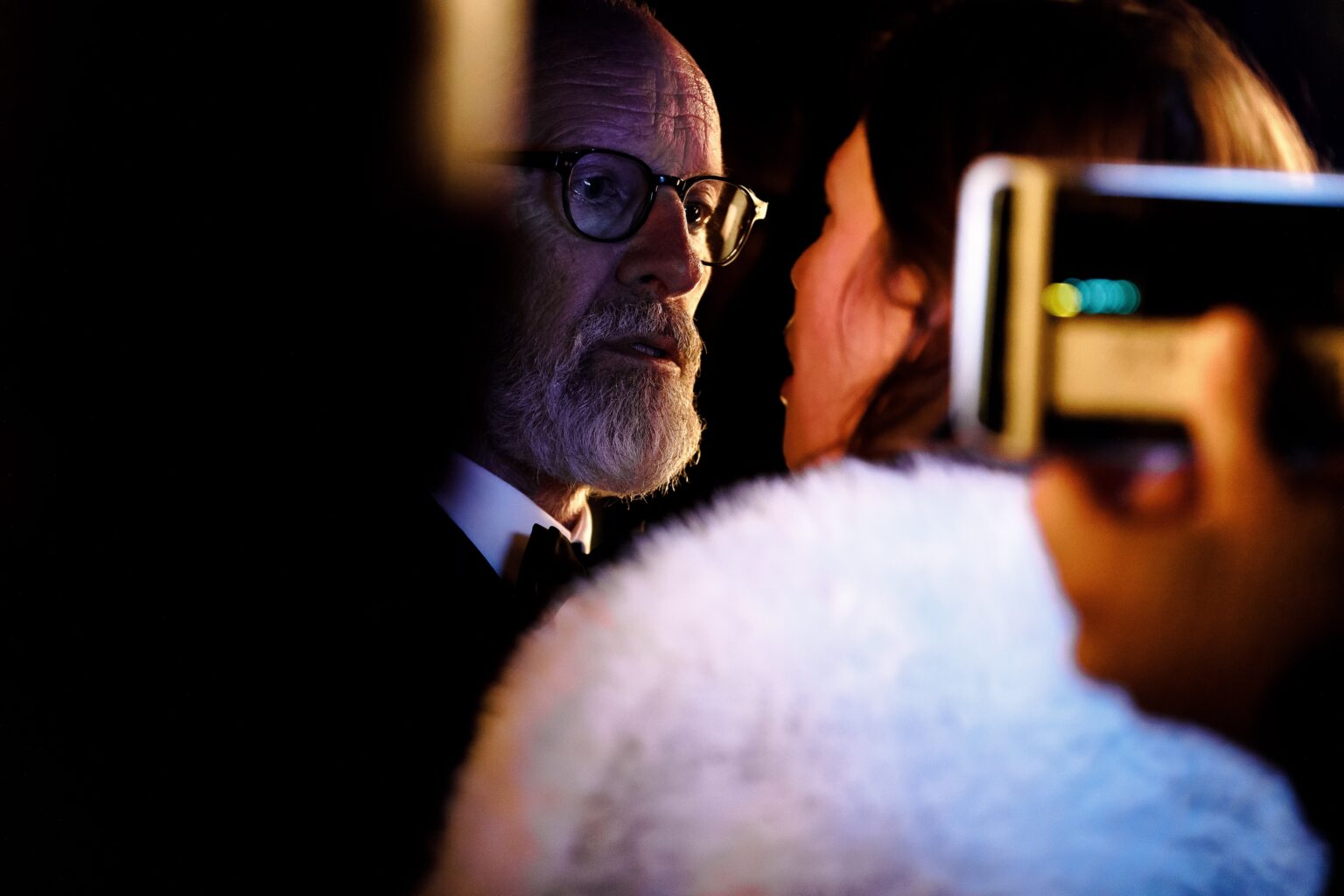 Un acteur et une actrice, pris dans un cadrage très serré, se parlent en face à face. Ils sont filmés par un téléphone.