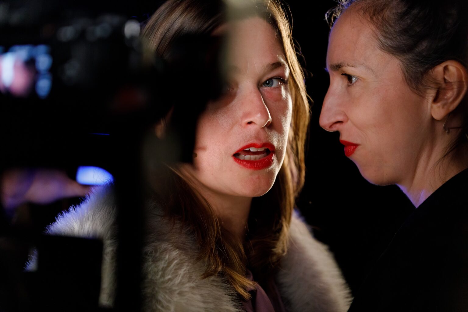 Deux actrices, prises dans un cadrage très serré, se parlent. L'une regarde l'autre. L'autre regarde la caméra.